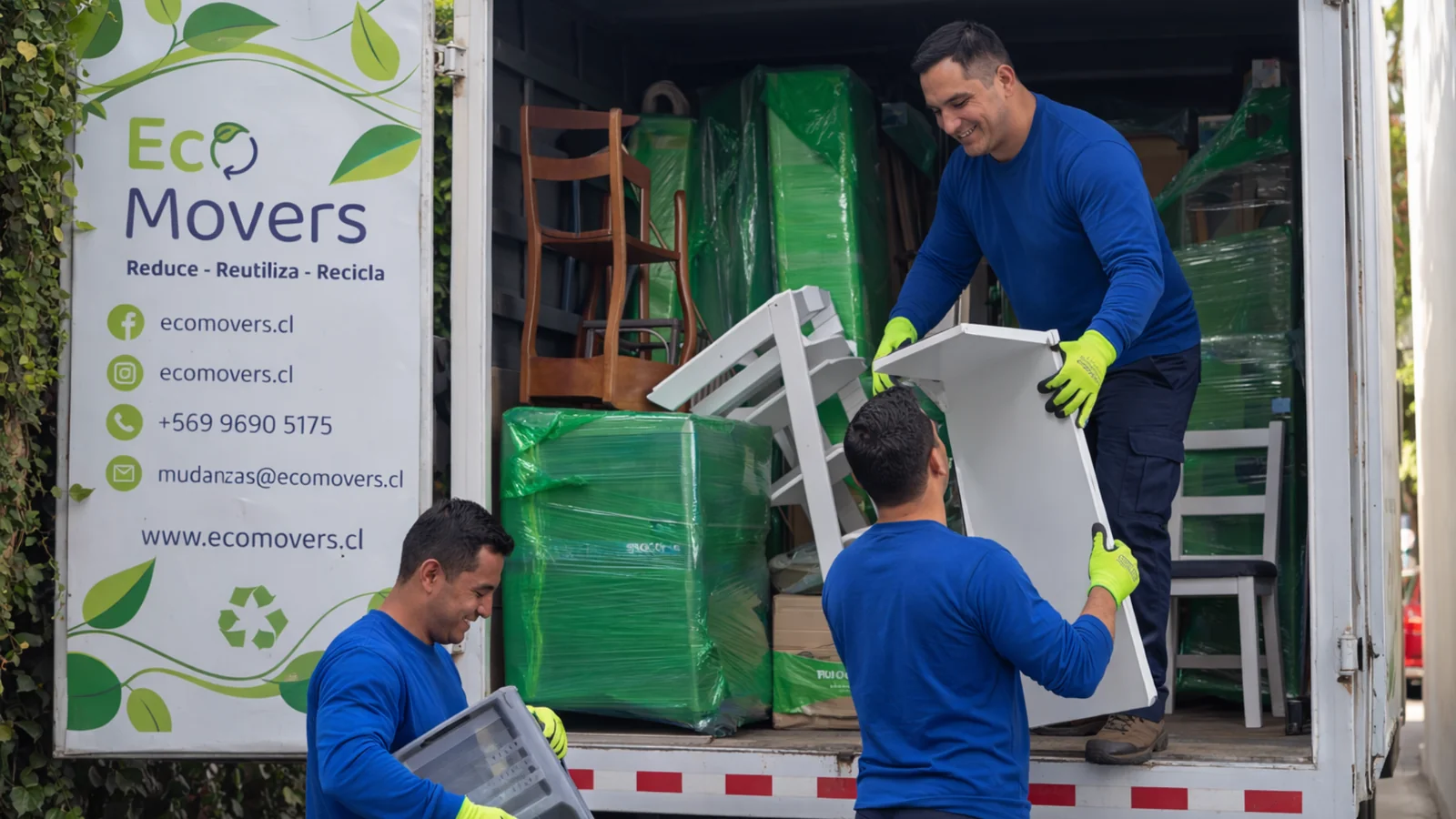 trabajadores cargando el camión de mudanza durante un servicio de mudanza hogar